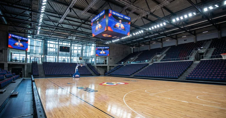 Moderne Basketball-Arena von innen mit Blick auf das Spielfeld vor einem WM-Spiel