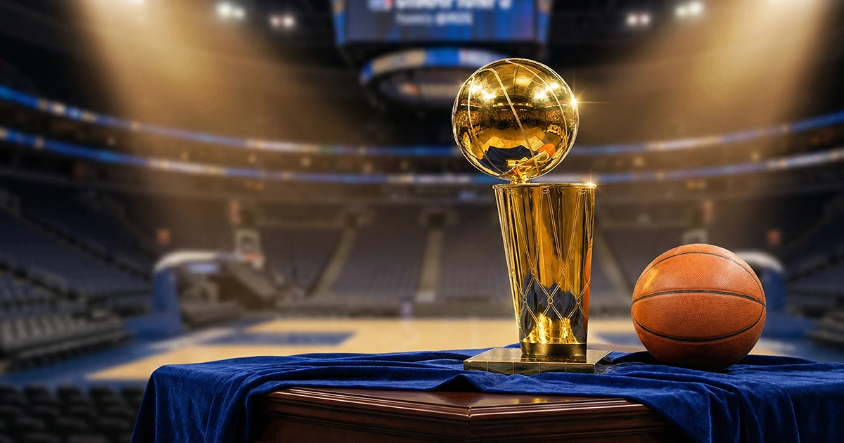 Goldener WM-Pokal auf einem Tisch mit Basketball im Hintergrund