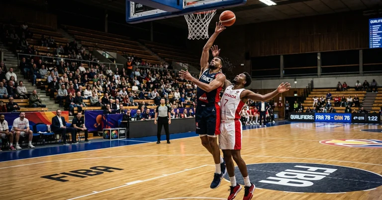 Basketballspieler zweier Nationalmannschaften kämpfen um den Ball in einem Qualifikationsspiel